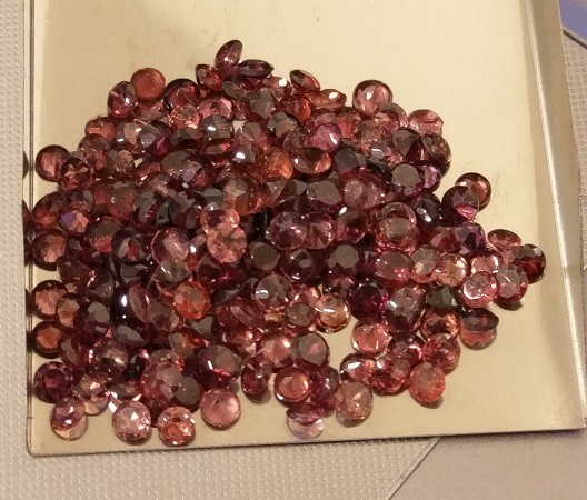 4mm round-cut, Mozambique Rhodolite Garnet Facet