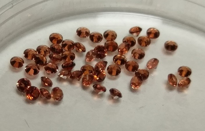 1ct Parcel of 1.5mm orange/brown garnet Facets