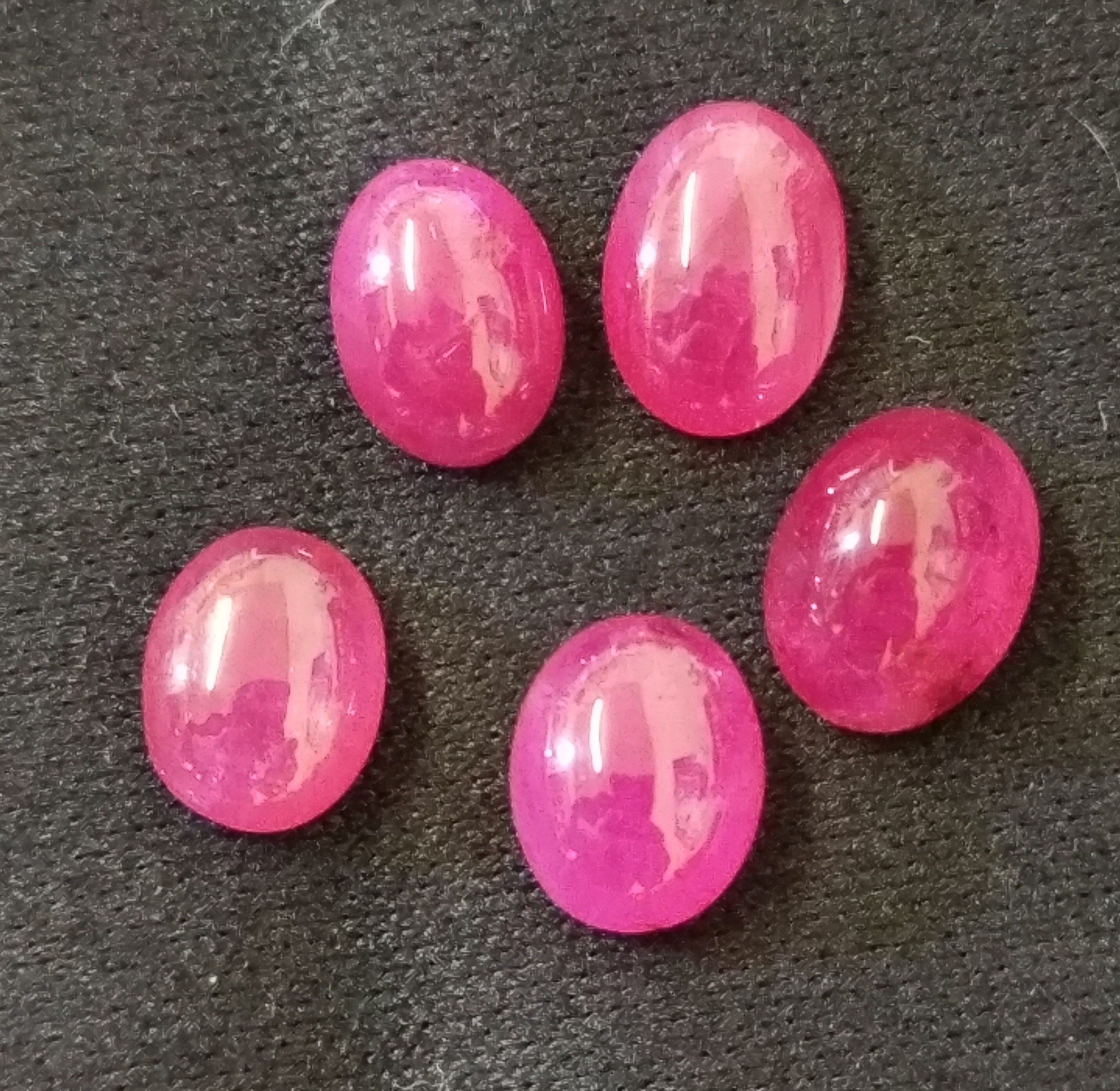1x Mozambique Ruby Cabochon, 7x5mm oval