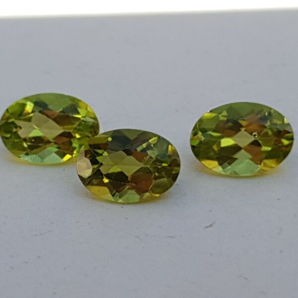 7x5mm oval-cut peridot facet