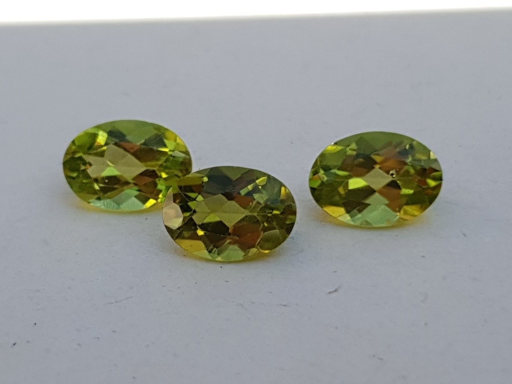 7x5mm oval-cut peridot facet