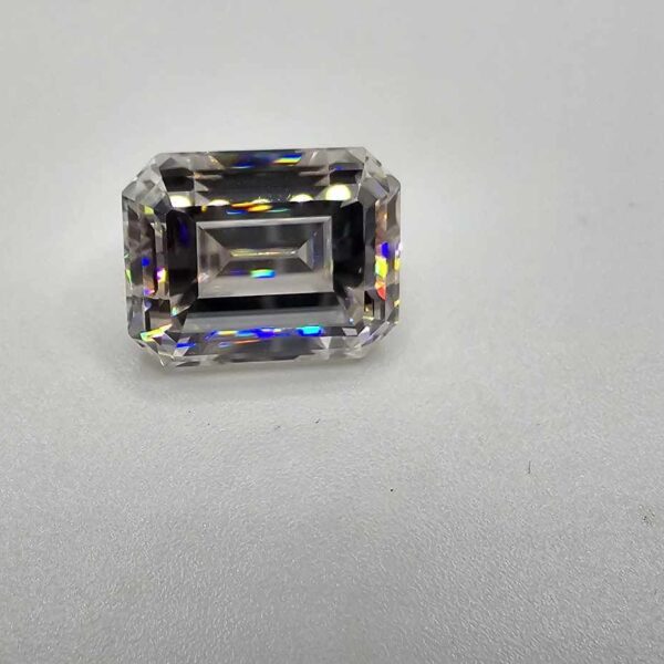 Single 10x8mm emerald-cut moissanite facet