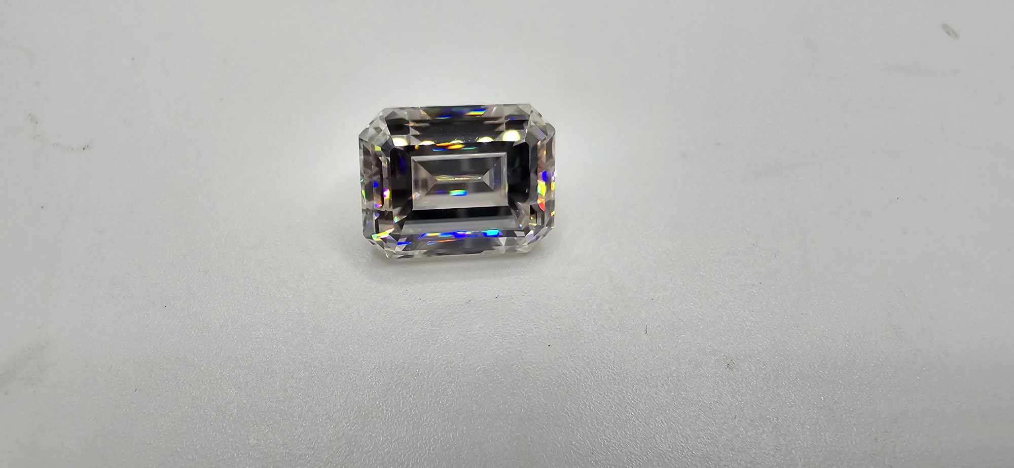 Single 10x8mm emerald-cut moissanite facet