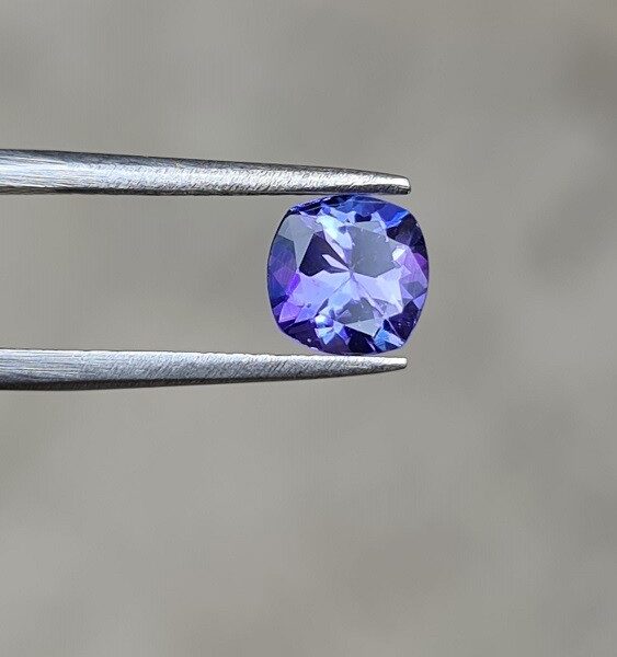 6.89x6.87x4.3mm Cushion Cut Tanzanite Faceted Loose Stone for Custom Rings