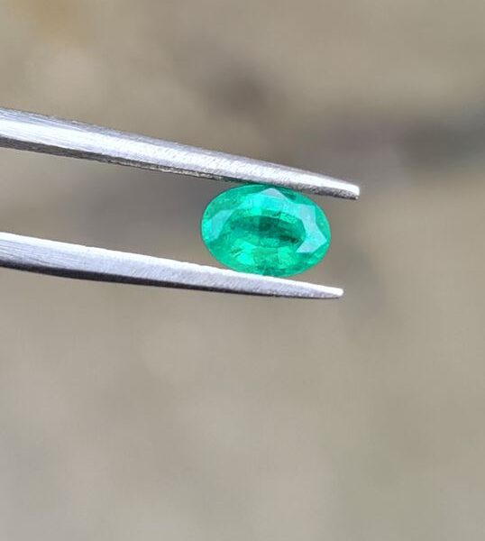 1x 6.75x4.75mm Oval Cut Brazilian Emerald Faceted Stone for Custom Rings