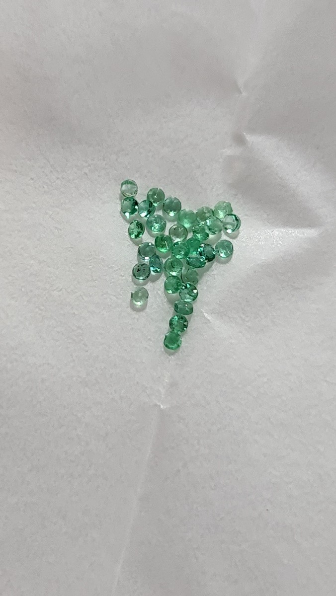 30x 1mm diamond-cut Zambian emerald facets