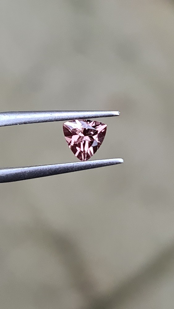 5.26x5.19x3.17mm triangular/mixed-cut, colour-change garnet facet. Lab certified
