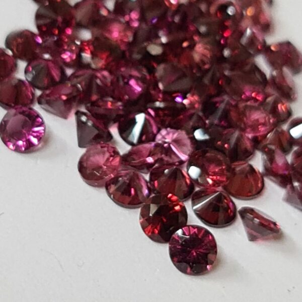 5mm round-cut, rhodolite garnet Facet