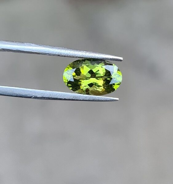 10.9x7.0mm oval-cut, Peridot Facet
