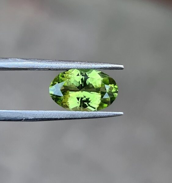11x7.1mm oval-cut, Peridot Facet