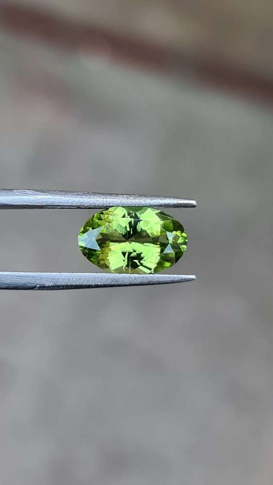 11x7.1mm oval-cut, Peridot Facet