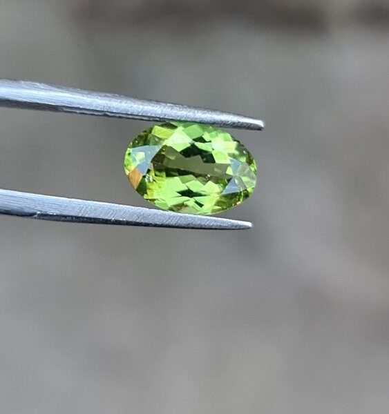 9.9x6.9mm oval-cut, Peridot Facet