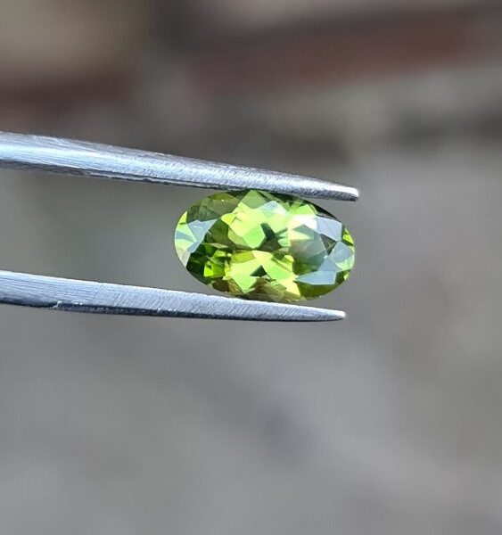 10x6.1mm oval-cut, Peridot Facet