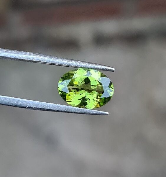10.9x8.0mm oval-cut, Peridot Facet