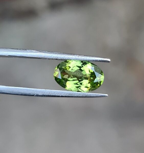 10.8x7.1mm oval-cut, Peridot Facet
