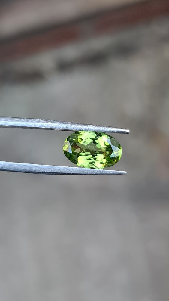 10.8x7.1mm oval-cut, Peridot Facet