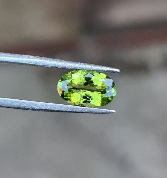 11.1x7.1mm oval-cut, Peridot Facet