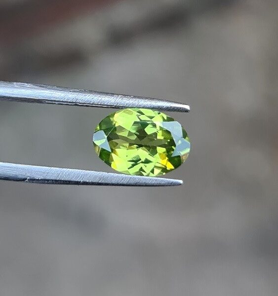 10.0x6.9mm oval-cut, Peridot Facet