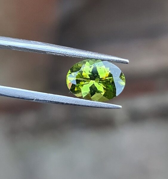 10.8x7.9mm oval-cut, Peridot Facet