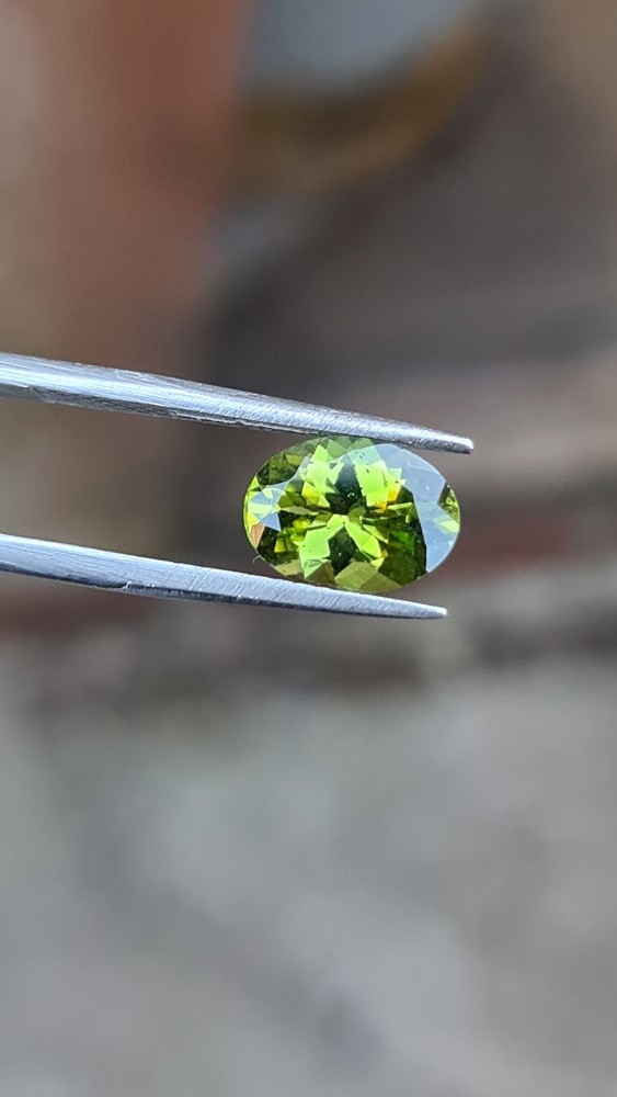 10.8x7.9mm oval-cut, Peridot Facet