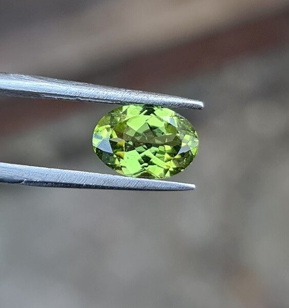9.8x7.0mm oval-cut, Peridot Facet