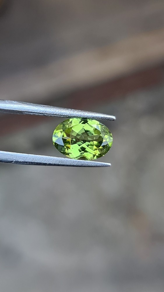 9.8x7.0mm oval-cut, Peridot Facet