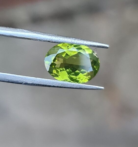 11x8.0mm oval-cut, Peridot Facet