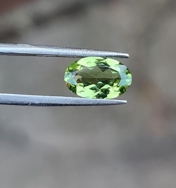 11.0x7.0mm oval-cut, Peridot Facet
