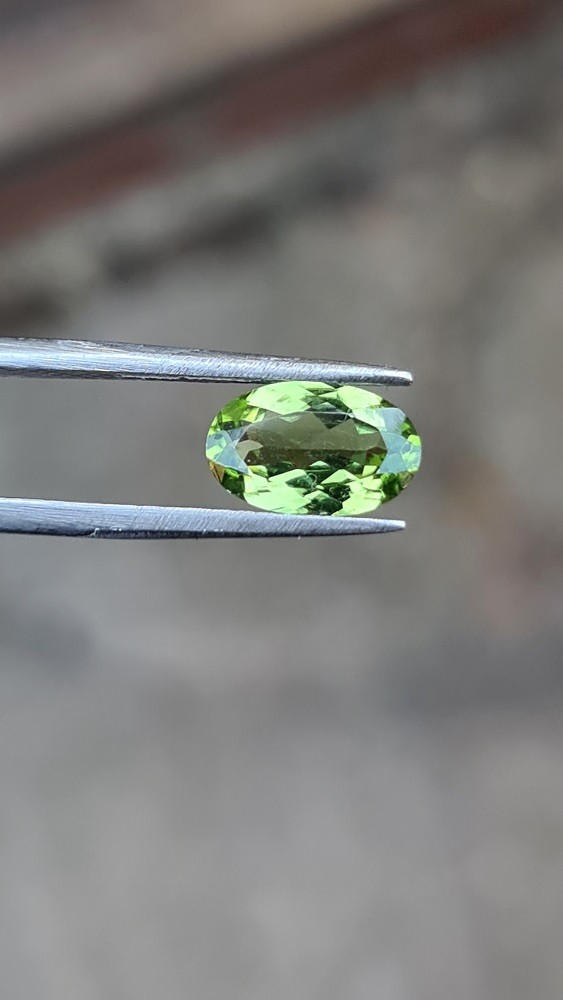 11.0x7.0mm oval-cut, Peridot Facet