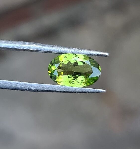 10.9x7.1mm oval-cut, Peridot Facet