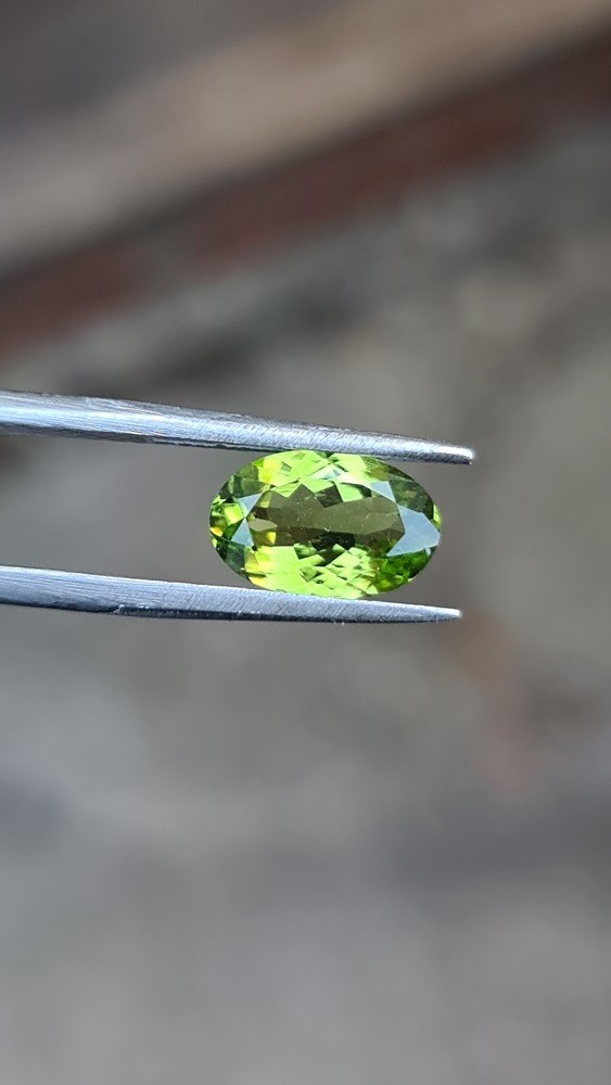 10.9x7.1mm oval-cut, Peridot Facet