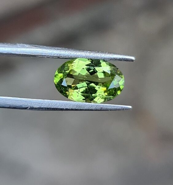 10.9x7.1mm oval-cut, Peridot Facet