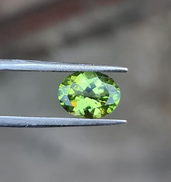 10.0x7.8mm oval-cut, Peridot Facet