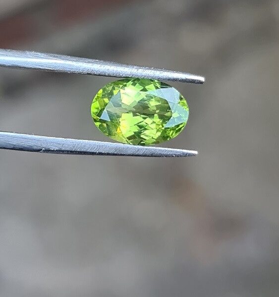 10.0x7.0mm oval-cut, Peridot Facet