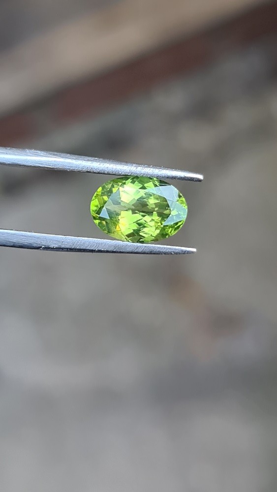 10.0x7.0mm oval-cut, Peridot Facet