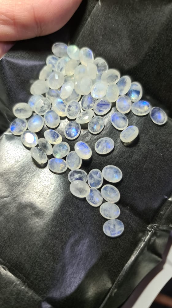10x8mm oval-cut moonstone facet