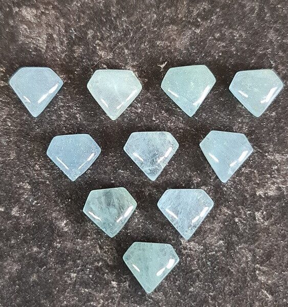 1x Vietnamese 'Superman' aquamarine cabochon