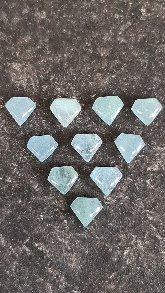 1x Vietnamese 'Superman' aquamarine cabochon