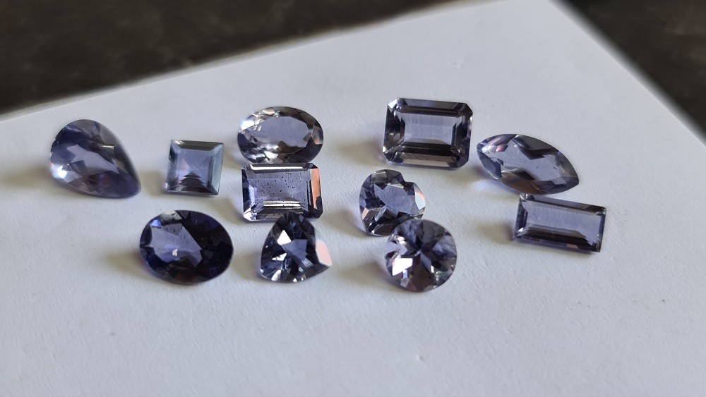10ct parcel of mixed Iolite facets - 11 pieces