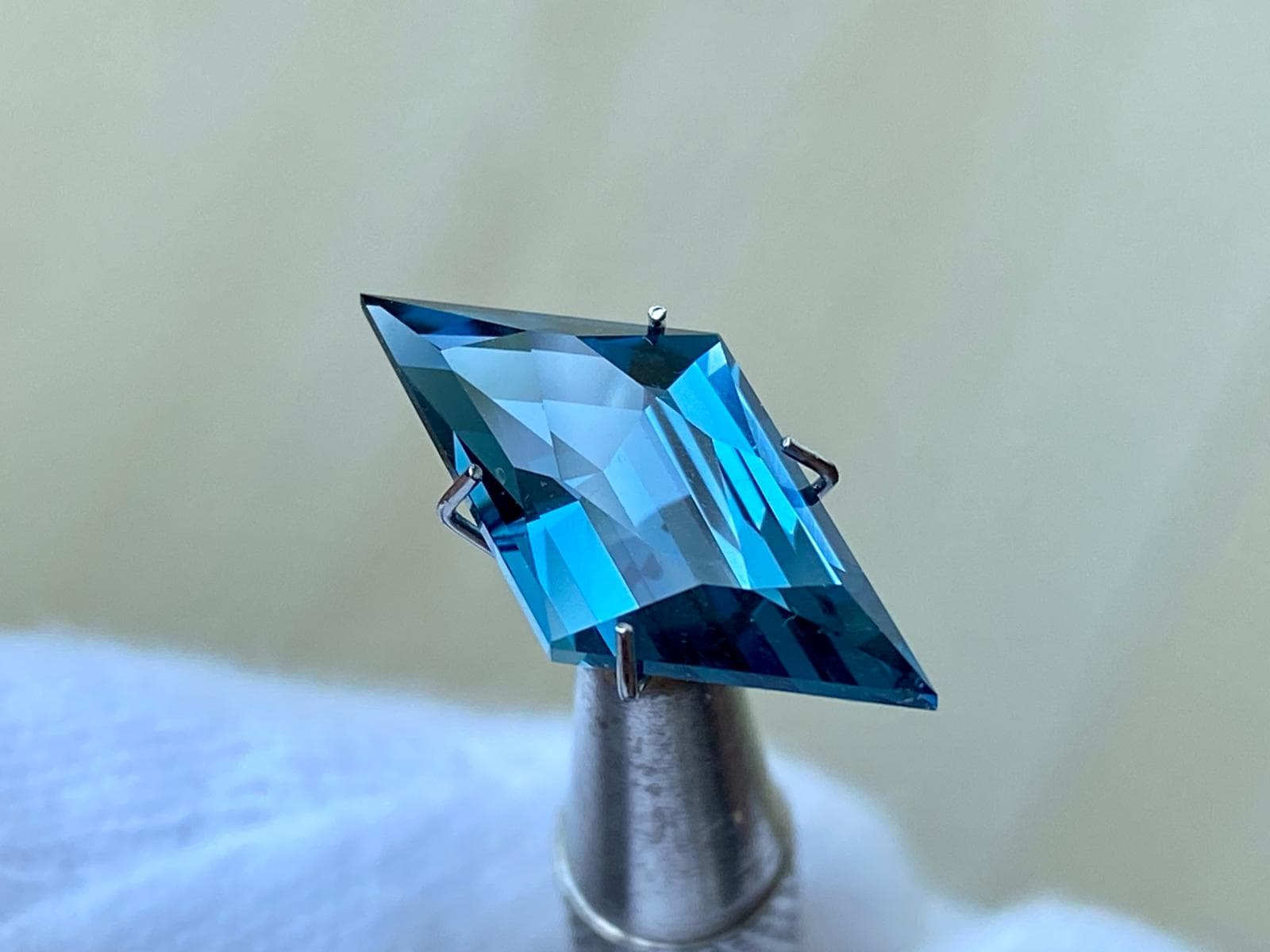 17.29x5.11x3.54mm precision-cut London blue topaz facet - Image 4