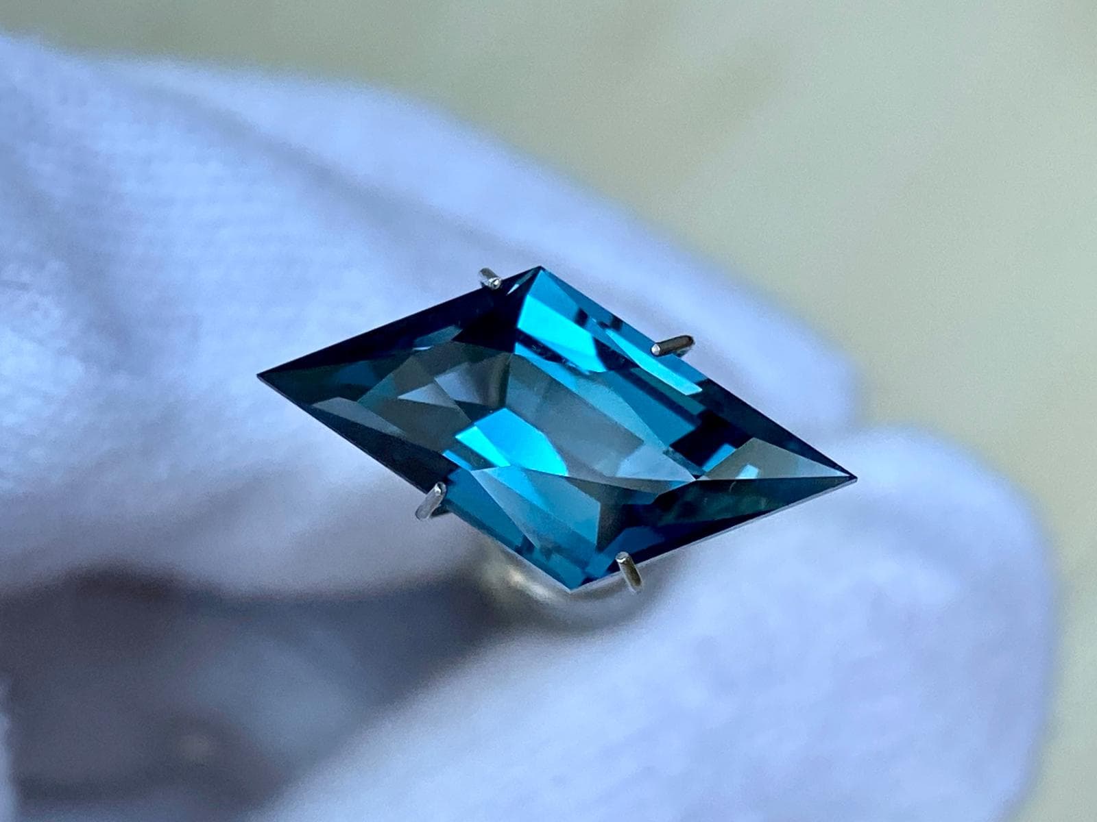17.29x5.11x3.54mm precision-cut London blue topaz facet - Image 5