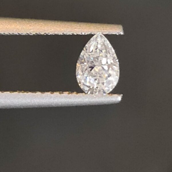 6x4mm pear-cut bright white moissanite facet