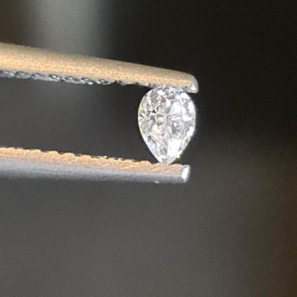 4x3mm pear-cut bright white moissanite facet