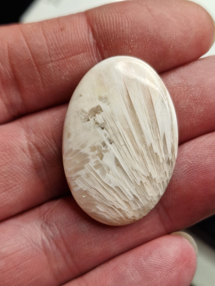 35x25mm scolecite cabochon