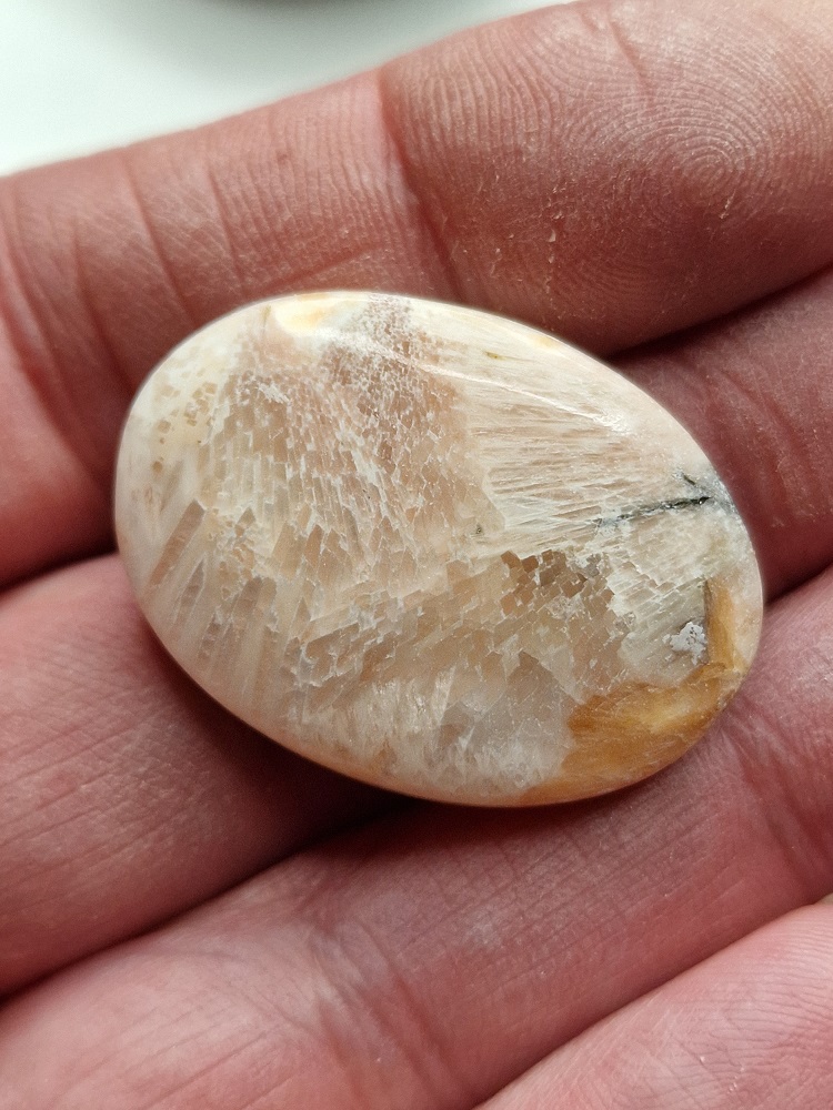 34x25mm scolecite cabochon