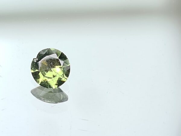 4.6x2.8mm round-cut Sri-Lankan green zircon facet