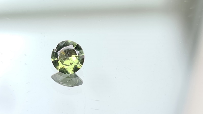 4.6x2.8mm round-cut Sri-Lankan green zircon facet