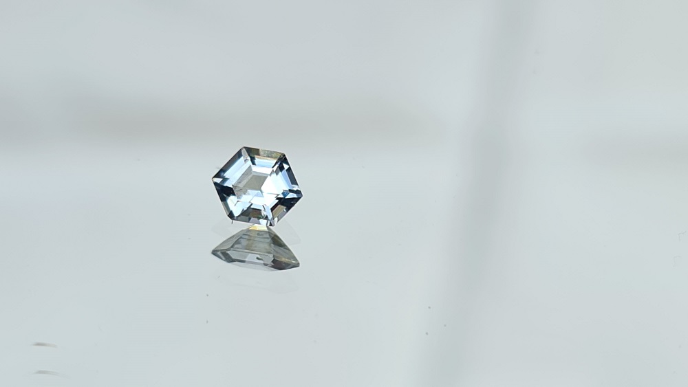 4.5x2.8mm hexagon cut spinel facet
