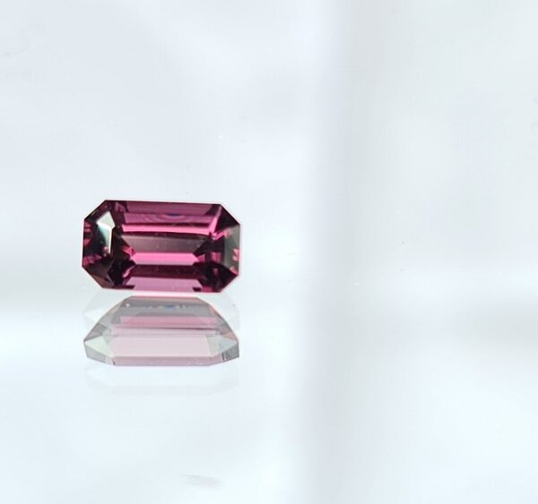 7.2x4.1x3.3mm spinel facet