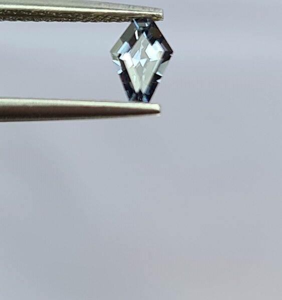 5.6x4.0x2.6mm coffin-cut spinel facet